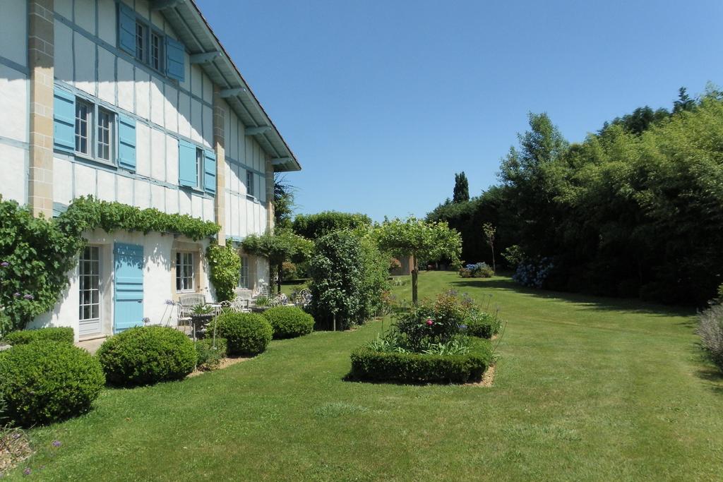 Les Volets Bleus Bed & Breakfast Arcangues Exterior photo